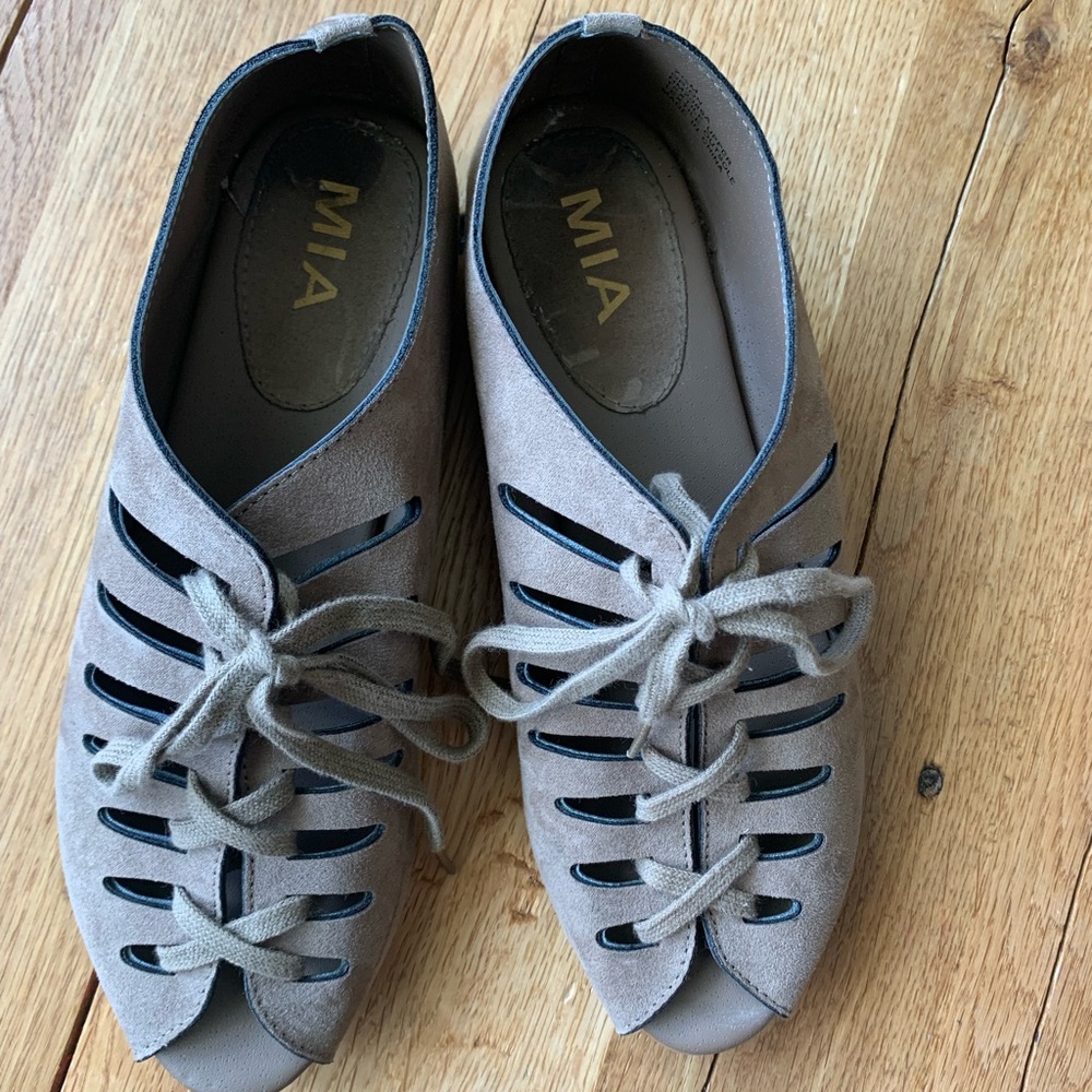 Mia laceup shoe. 7.5-8